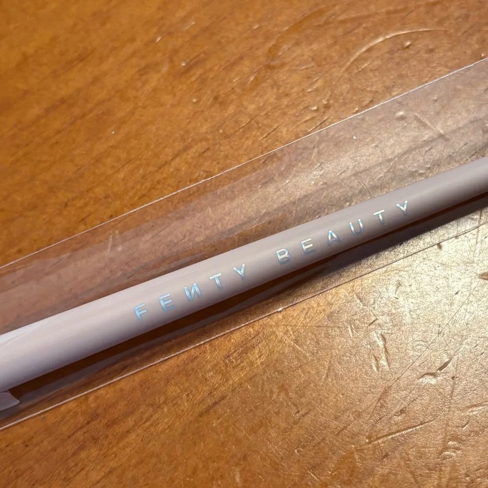 Fenty Beauty Plush Eyeshadow Brush 240